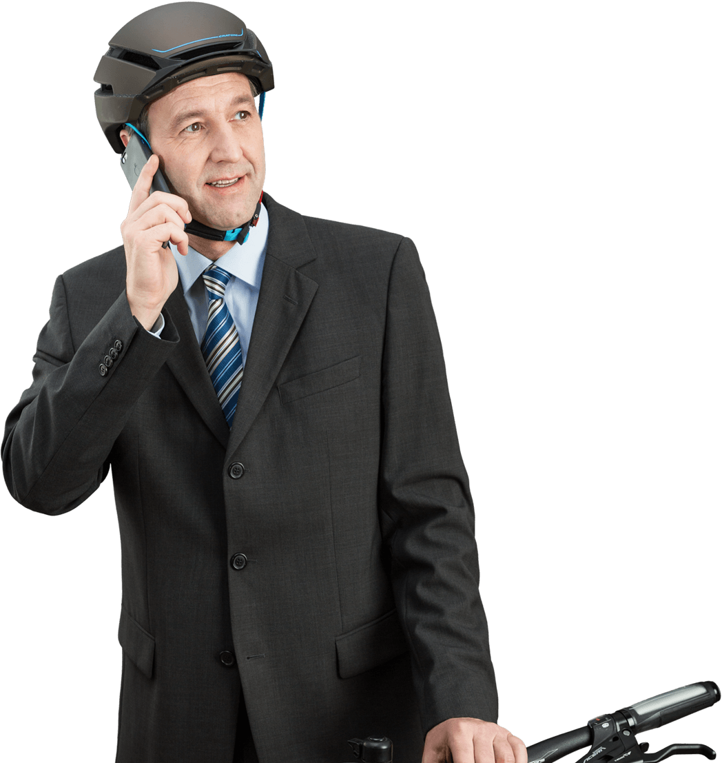 Geschäftsmann mit Fahrradhelm und Smartphone hält Fahrrad