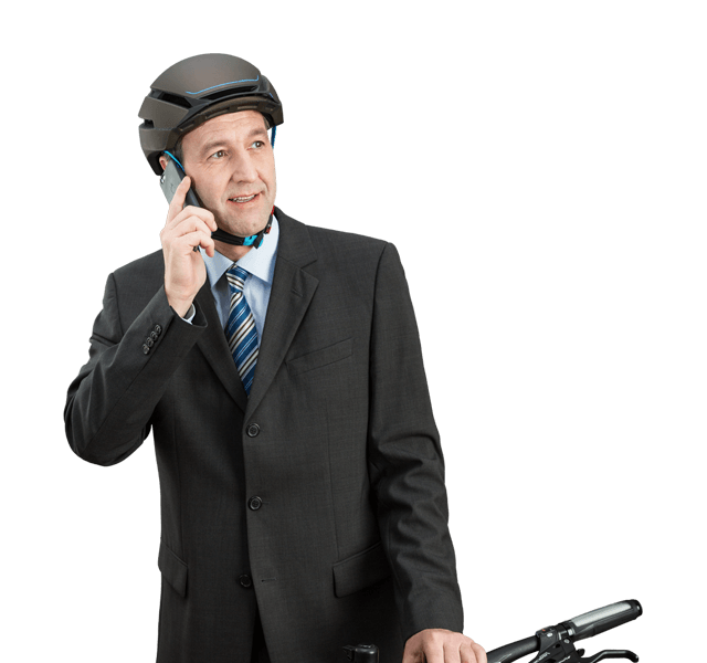 Geschäftsmann mit Fahrradhelm und Smartphone hält Fahrrad