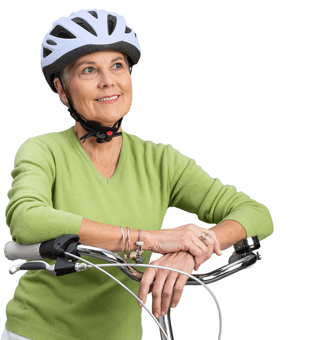 Ältere Frau mit Fahrradhelm aufgestützt auf Fahrradlenker