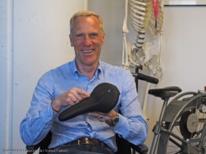 Prof. Dr. Ingo Froböse von der Deutschen Sporthochschule Köln erklärt den Fahrradsattel